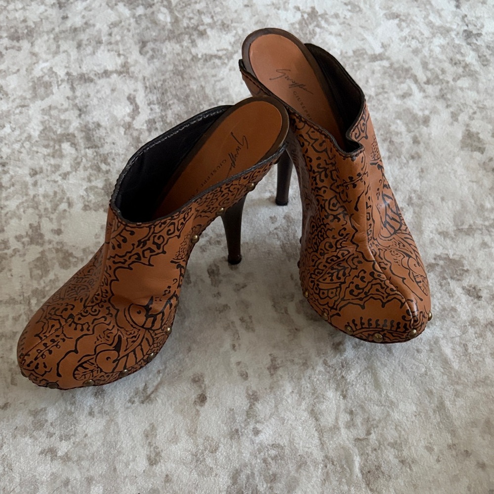 Giuseppe Zanotti Tan Patterned with Grommet Heel Platform 4-5” Clogs